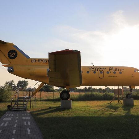 Yellow Plane Yurov Buitenkant foto