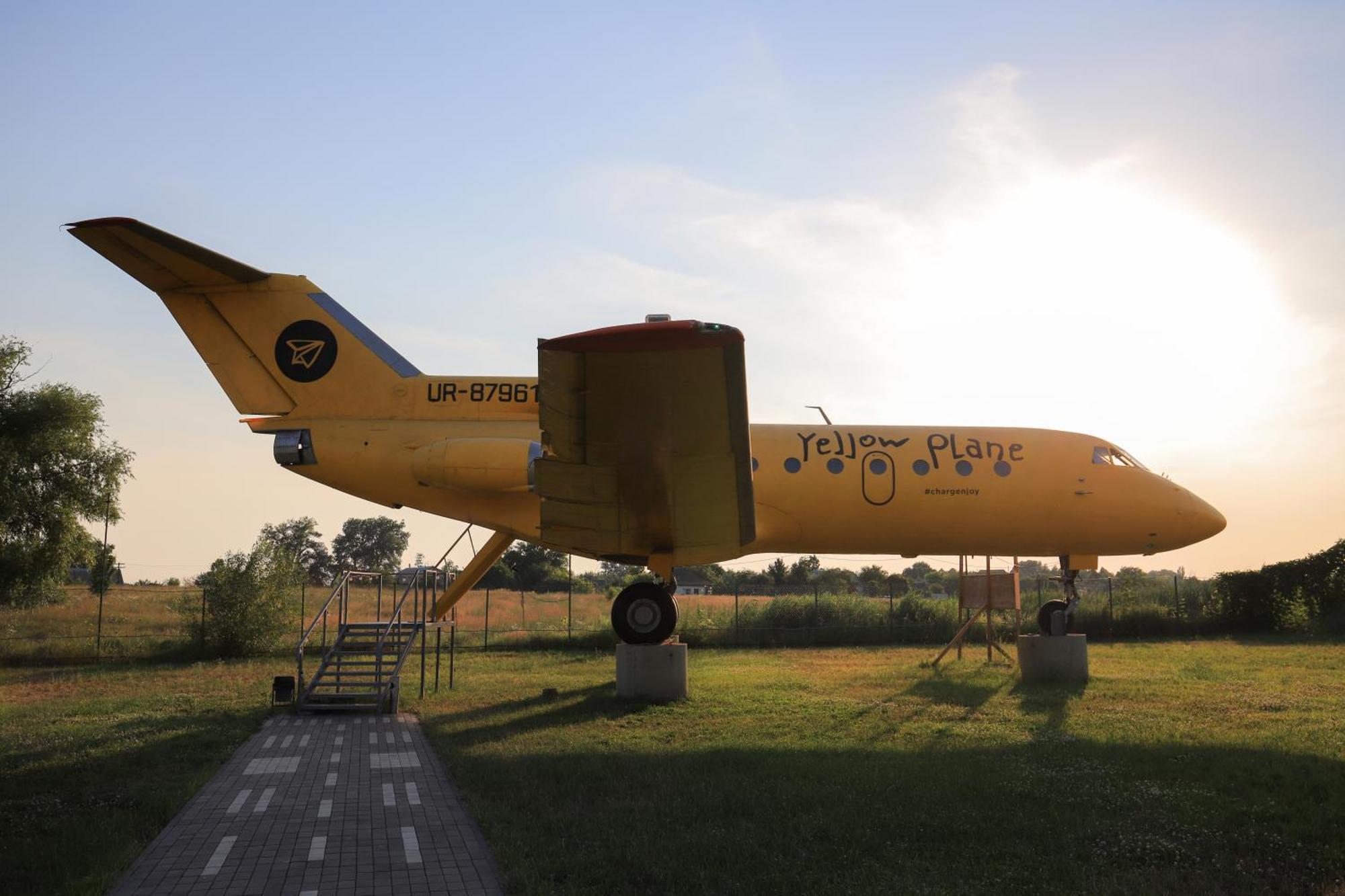 Yellow Plane Yurov Buitenkant foto