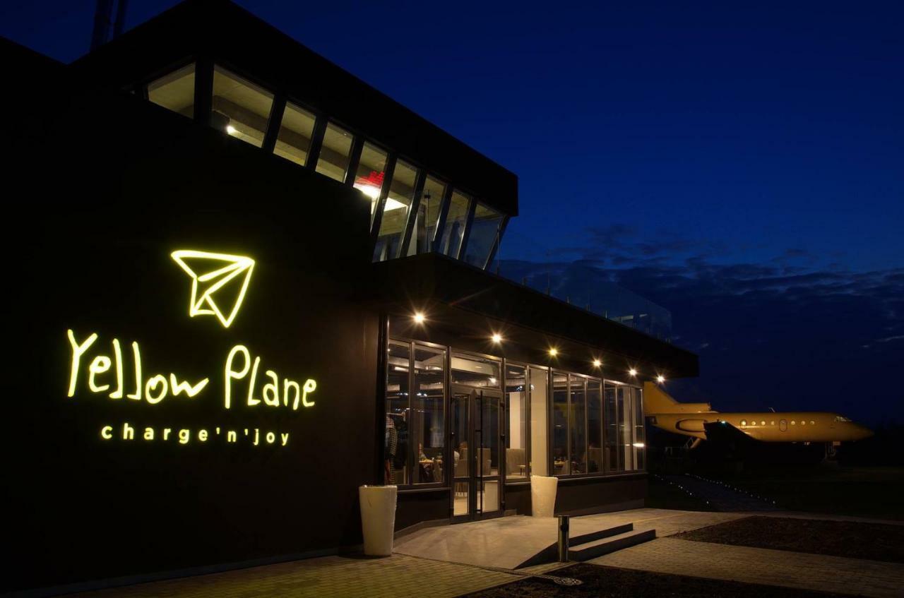 Yellow Plane Yurov Buitenkant foto